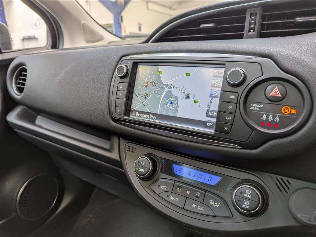 <p>2014 TOYOTA YARIS HYBRID EXCEL CVT</p>