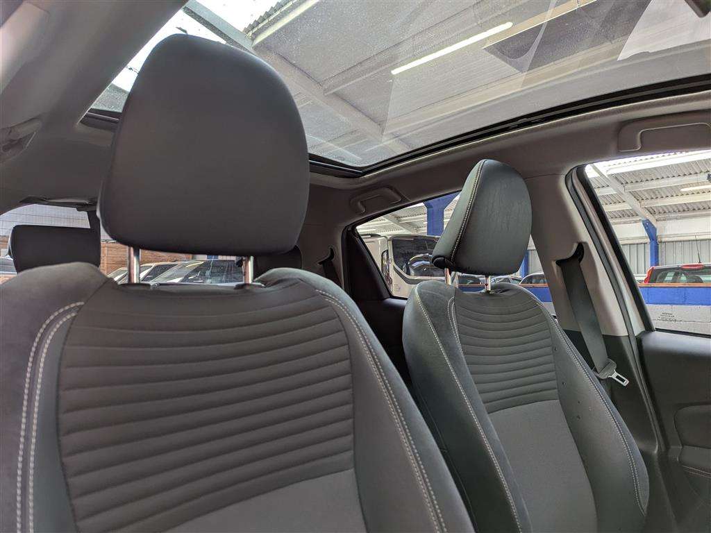 <p>2014 TOYOTA YARIS HYBRID EXCEL CVT</p>