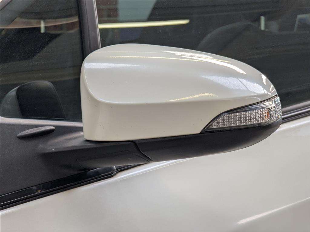<p>2014 TOYOTA YARIS HYBRID EXCEL CVT</p>