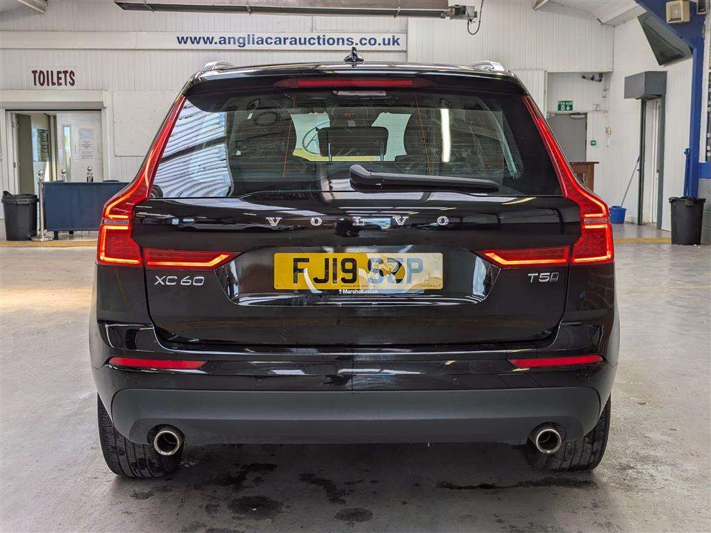 <p>2019 VOLVO XC60 MOMENTUM PRO T5 AWD</p>