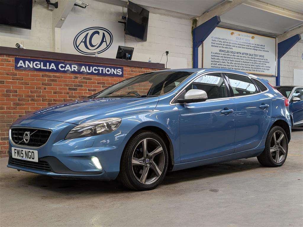 <p>2015 VOLVO V40 R-DESIGN T2</p>