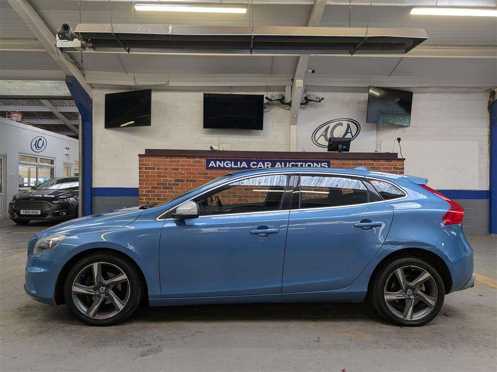<p>2015 VOLVO V40 R-DESIGN T2</p>