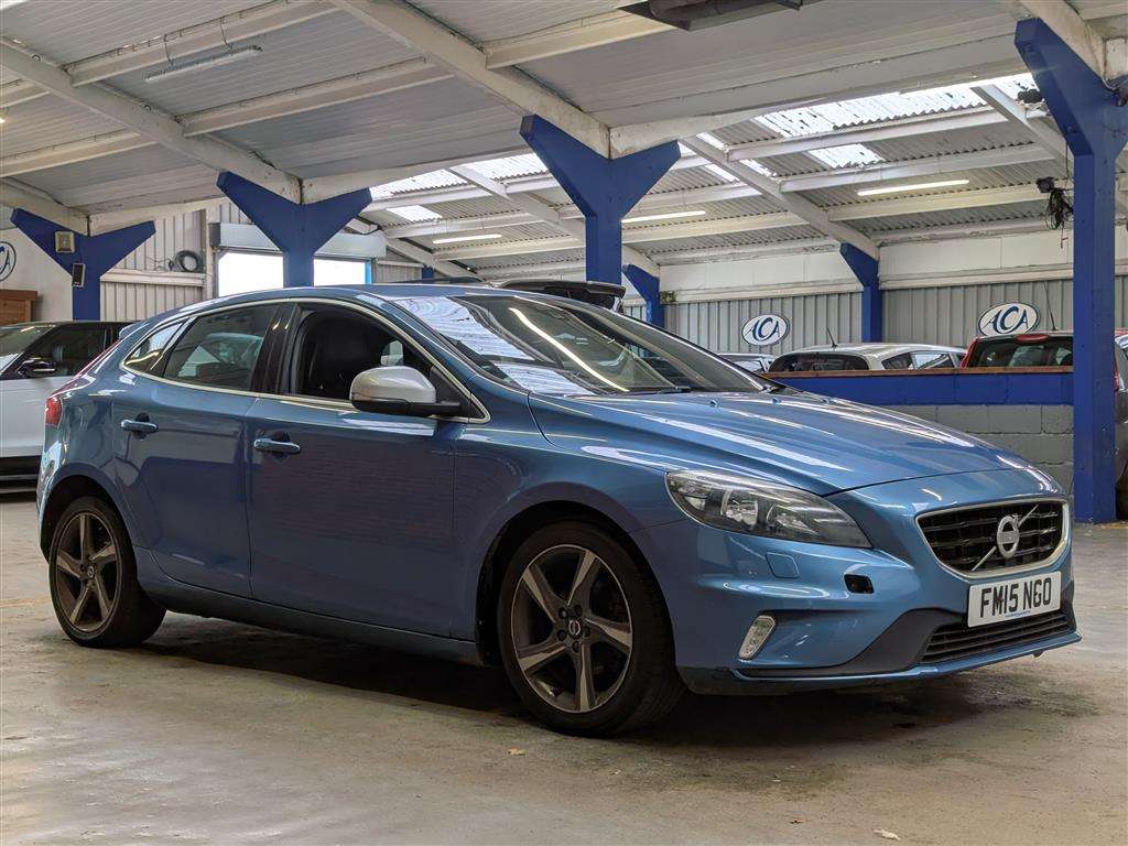 <p>2015 VOLVO V40 R-DESIGN T2</p>