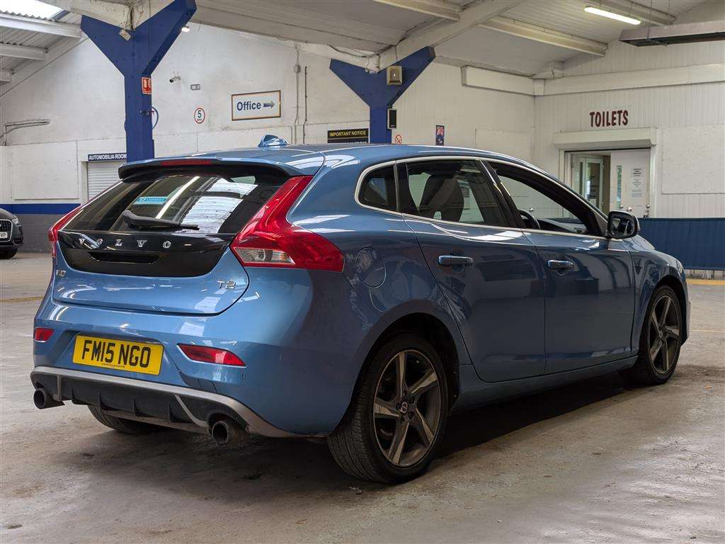 <p>2015 VOLVO V40 R-DESIGN T2</p>