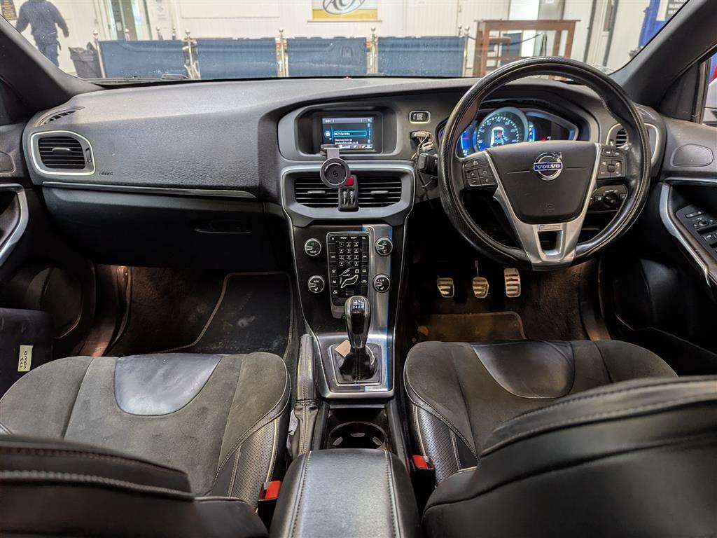<p>2015 VOLVO V40 R-DESIGN T2</p>