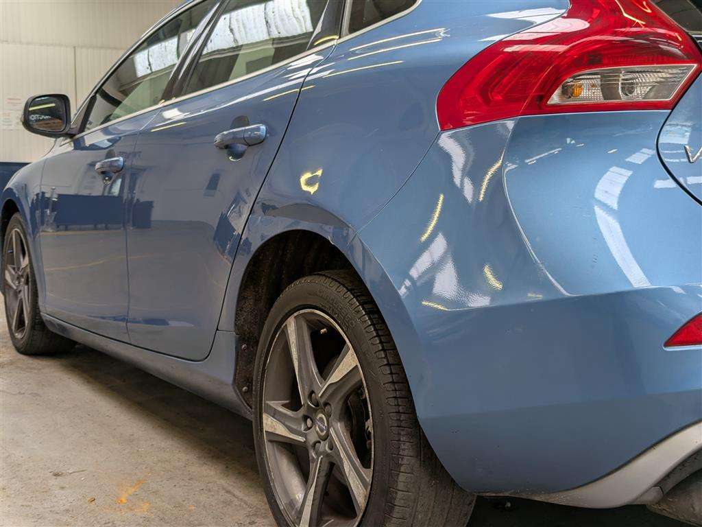 <p>2015 VOLVO V40 R-DESIGN T2</p>