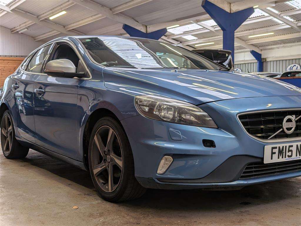 <p>2015 VOLVO V40 R-DESIGN T2</p>