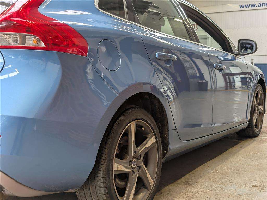 <p>2015 VOLVO V40 R-DESIGN T2</p>