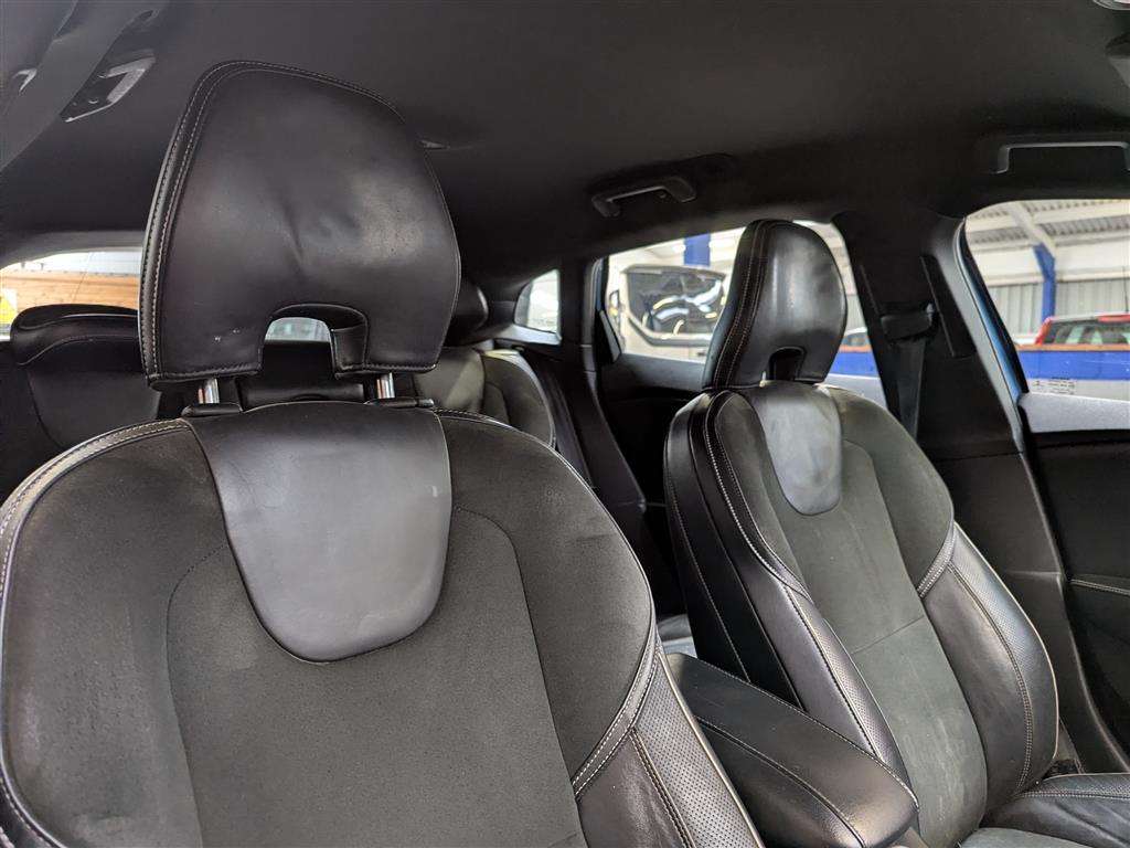 <p>2015 VOLVO V40 R-DESIGN T2</p>