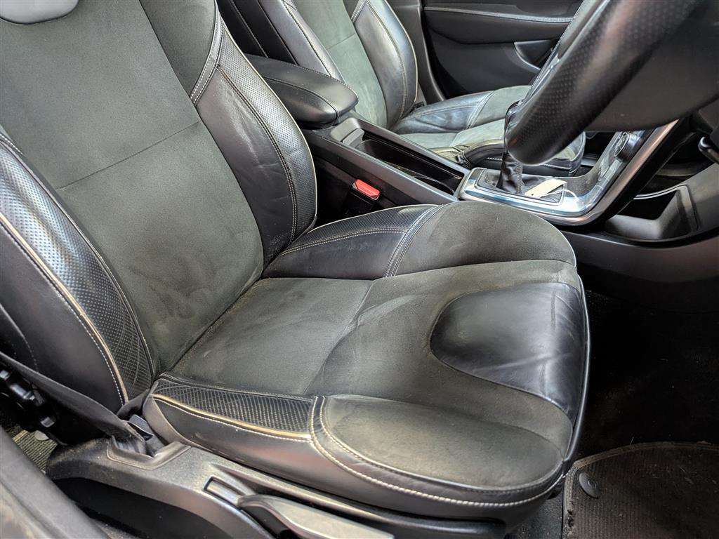 <p>2015 VOLVO V40 R-DESIGN T2</p>