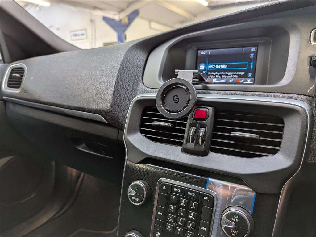 <p>2015 VOLVO V40 R-DESIGN T2</p>