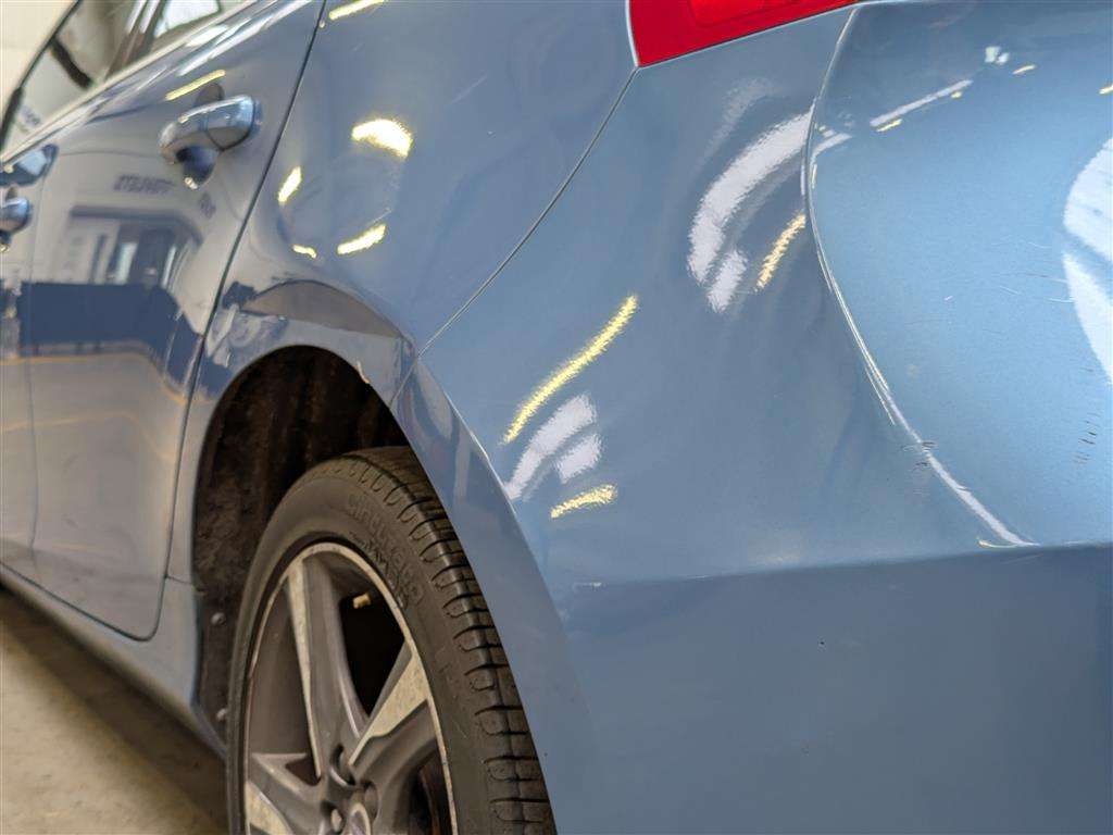 <p>2015 VOLVO V40 R-DESIGN T2</p>
