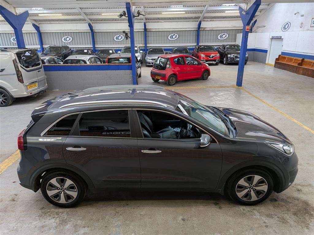 <p>2017 KIA NIRO 2 S-A</p>