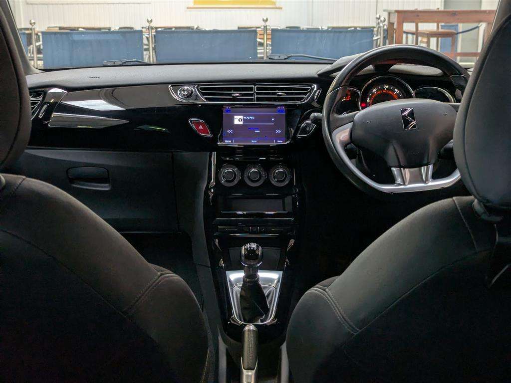 <p>2016 DS DS3 DSTYLE PURETECH</p>