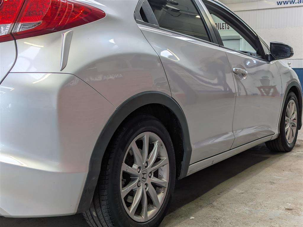 <p>2013 HONDA CIVIC I-DTEC ES</p>