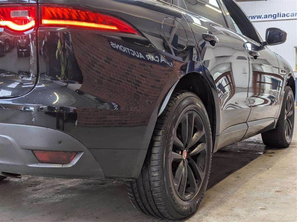 <p>2016 JAGUAR F-PACE R-SPORT AWD D AUTO</p>