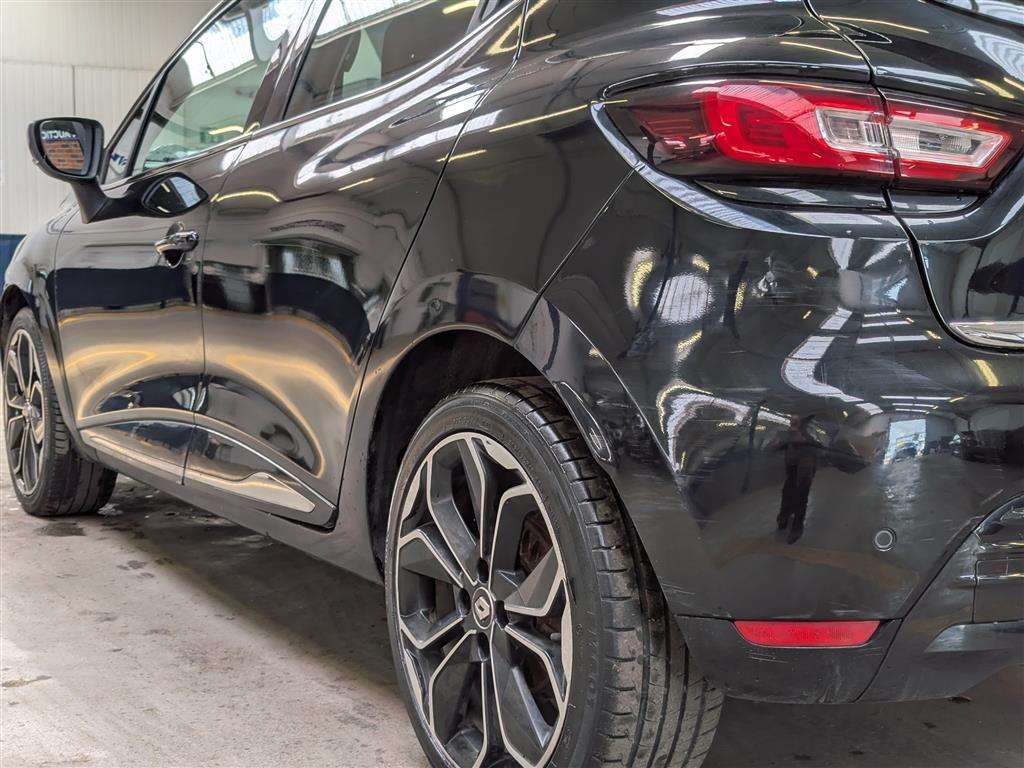 <p>2017 RENAULT CLIO DYNAMIQUE S NAV DCI</p>