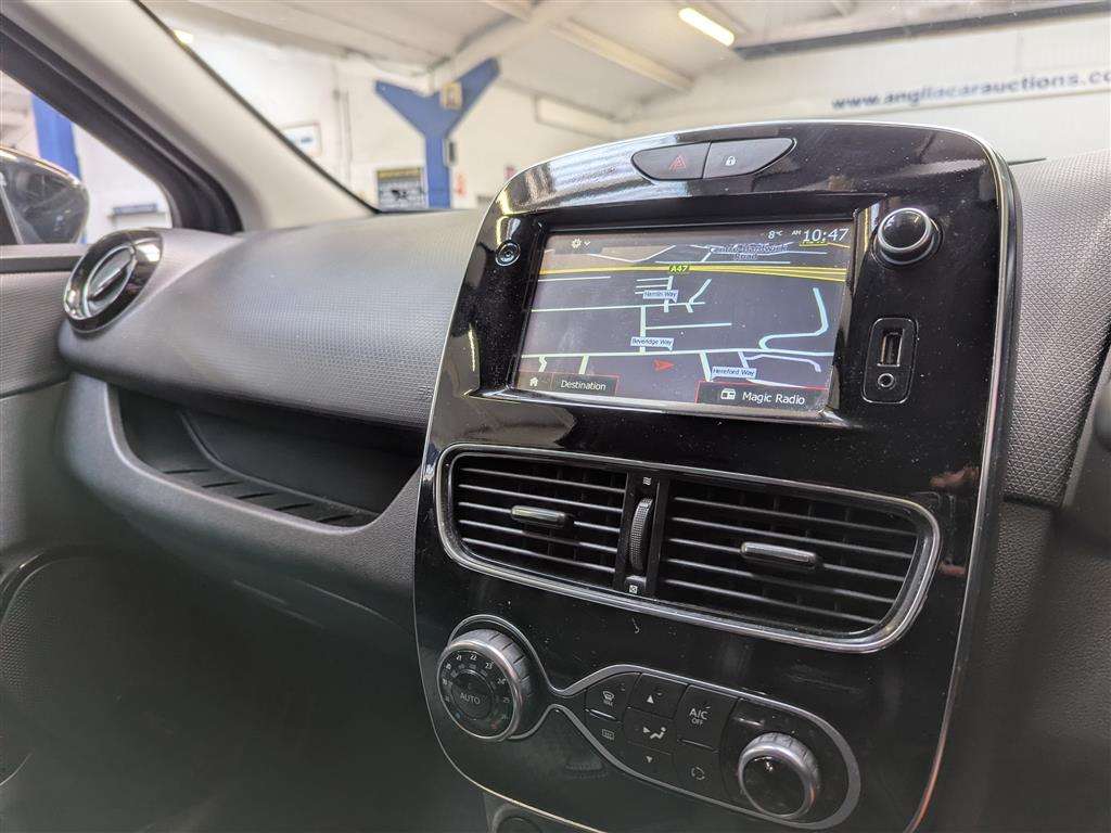 <p>2017 RENAULT CLIO DYNAMIQUE S NAV DCI</p>