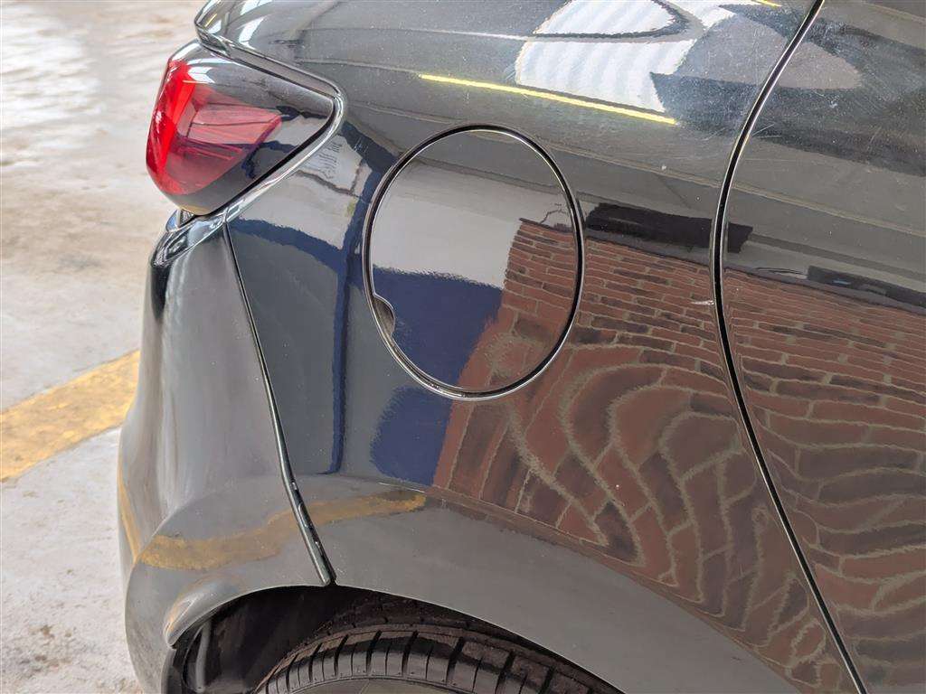 <p>2017 RENAULT CLIO DYNAMIQUE S NAV DCI</p>
