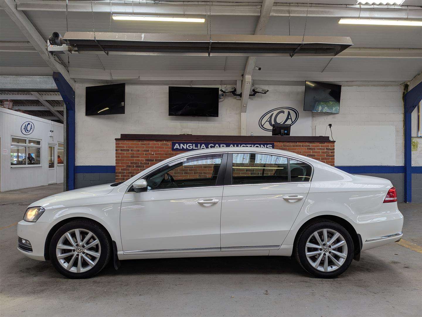 <p>2014 VOLKSWAGEN PASSAT EXECUTIVE TDI BMT</p>
