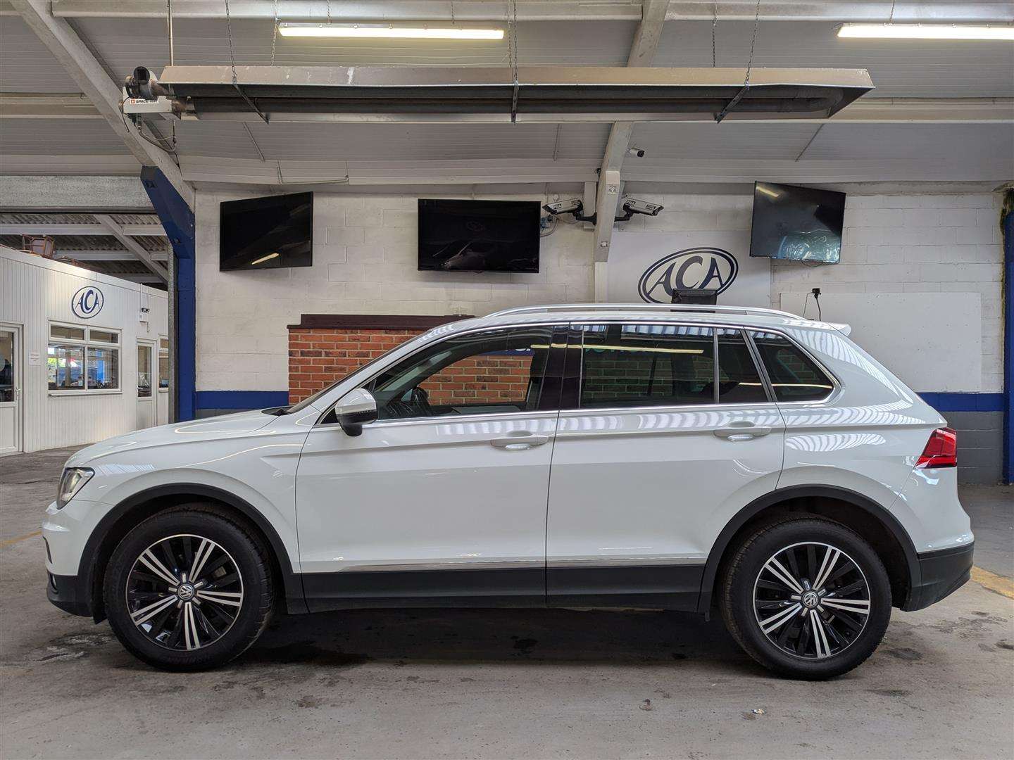 <p>2016 VOLKSWAGEN TIGUAN SE NAV TDI BMT</p>