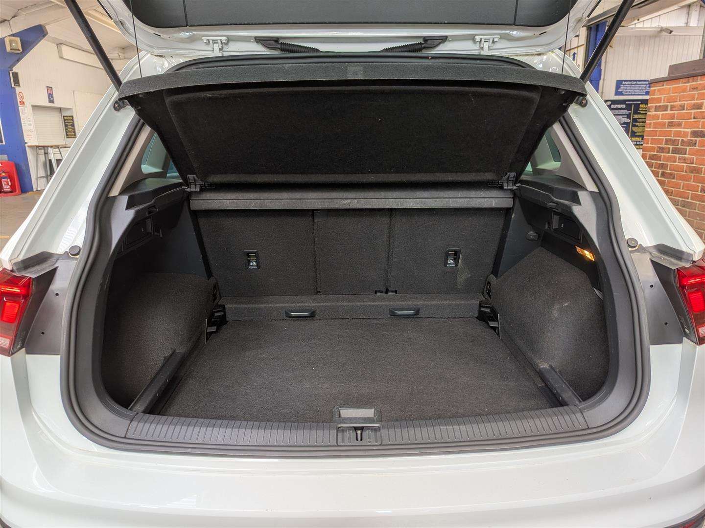 <p>2016 VOLKSWAGEN TIGUAN SE NAV TDI BMT</p>