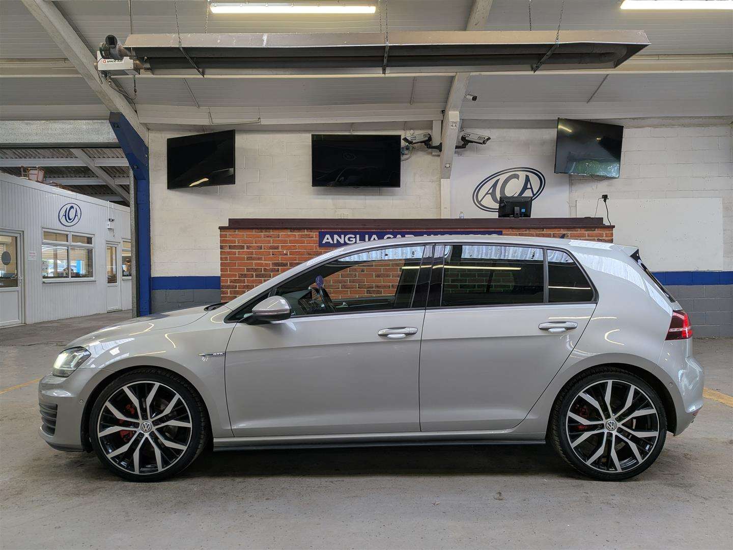 <p>2017 VOLKSWAGEN GOLF GTD S-A</p>