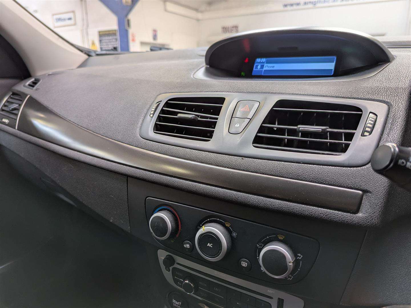 <p>2014 RENAULT MEGANE EXPR-N + ENERGY DC</p>