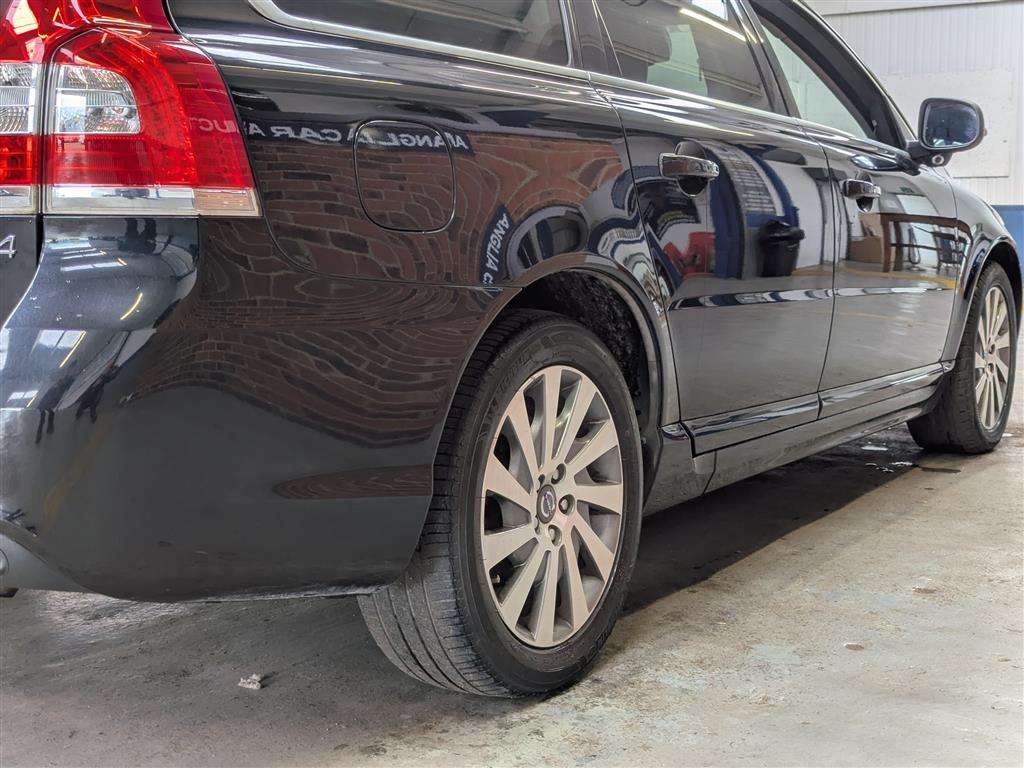 <p>2014 VOLVO V70 SE LUX T5 AUTO</p>