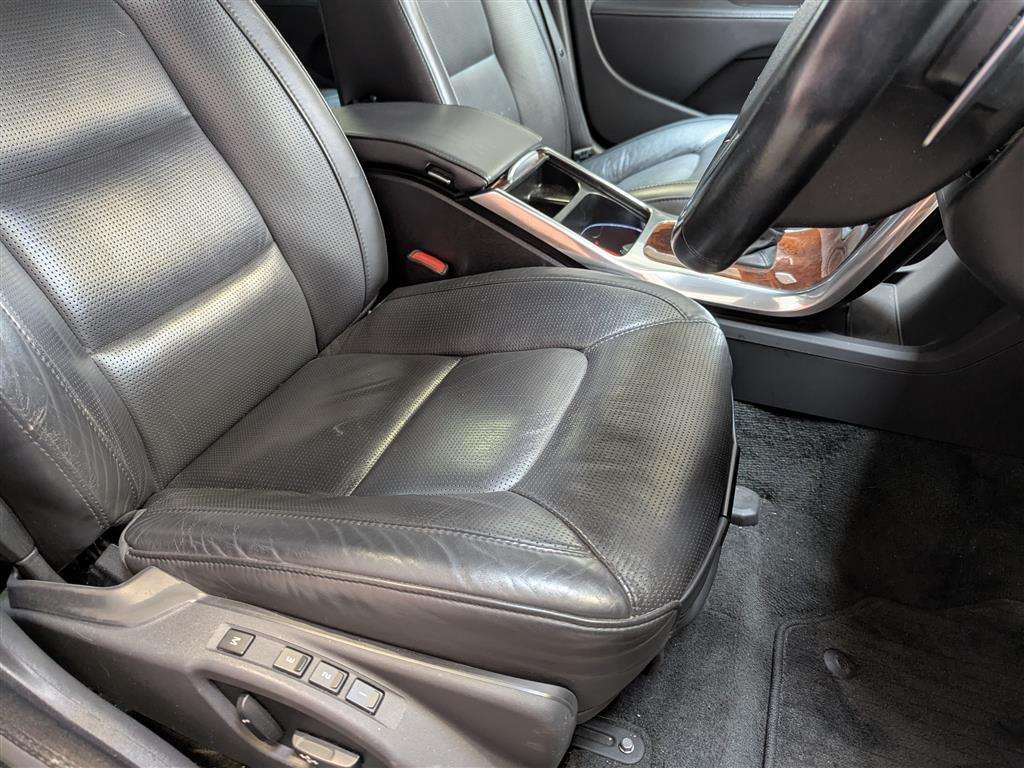 <p>2014 VOLVO V70 SE LUX T5 AUTO</p>