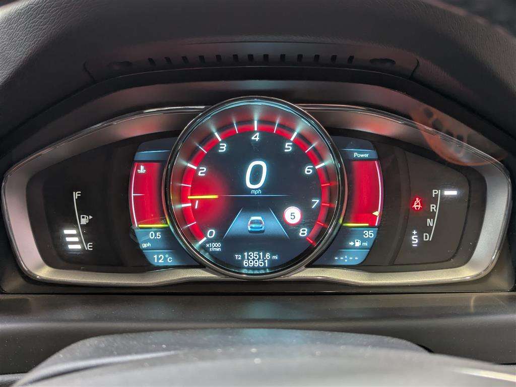 <p>2014 VOLVO V70 SE LUX T5 AUTO</p>