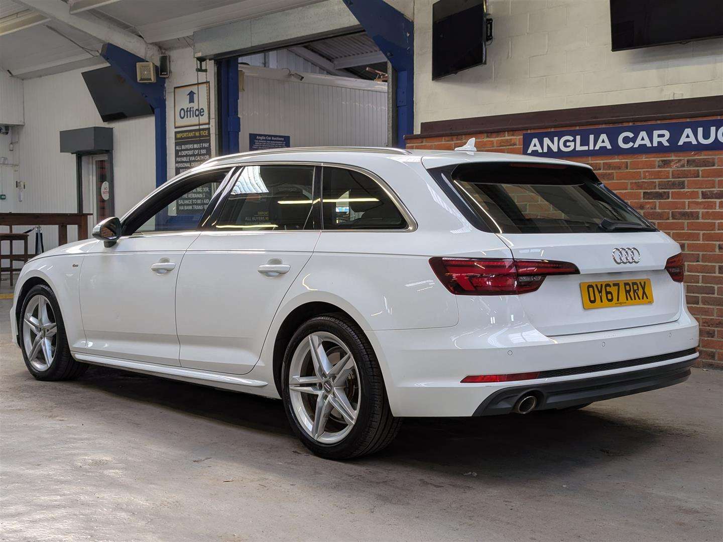 <p>2017 AUDI A4 S LINE TDI S-A</p>