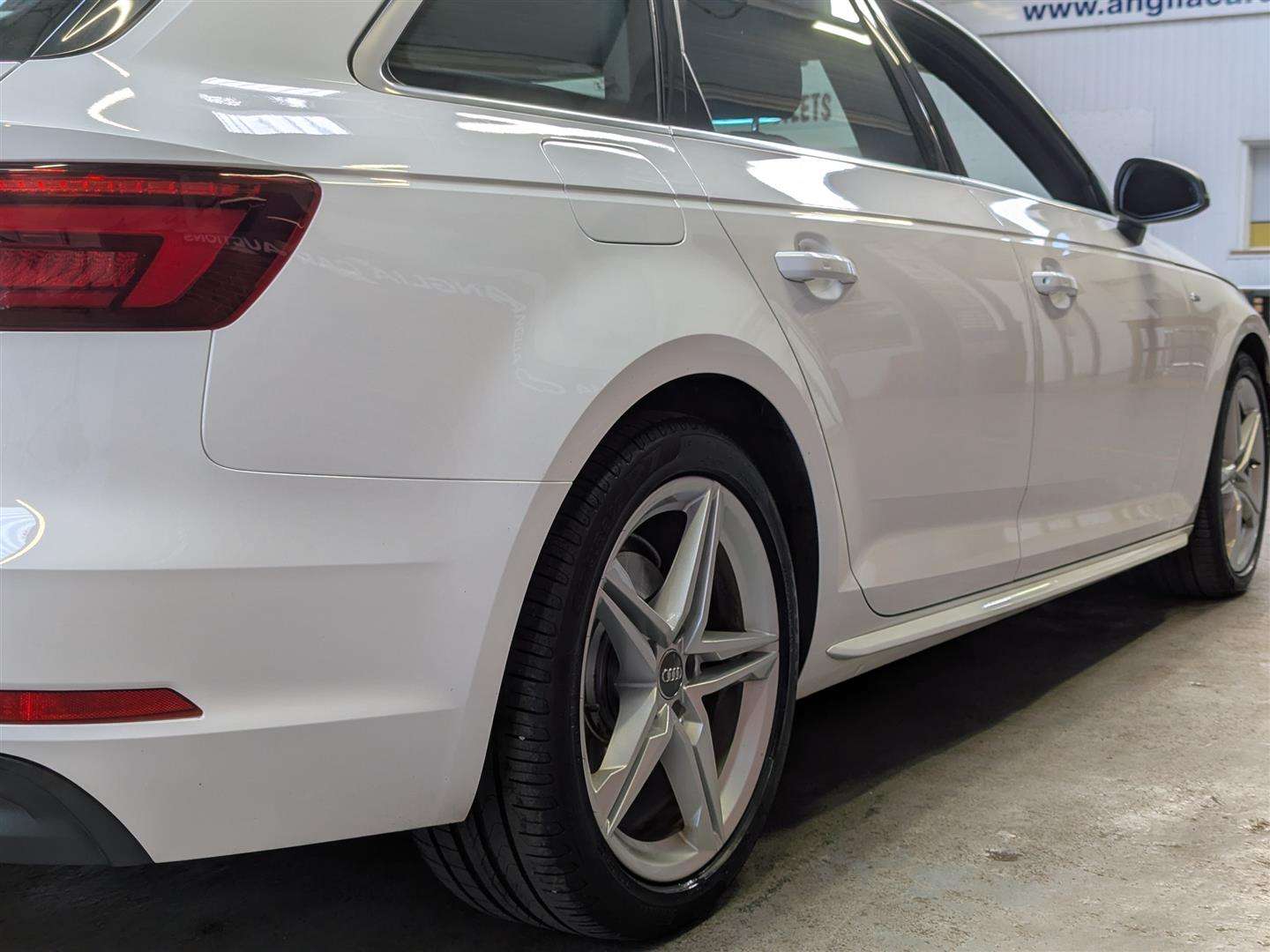 <p>2017 AUDI A4 S LINE TDI S-A</p>