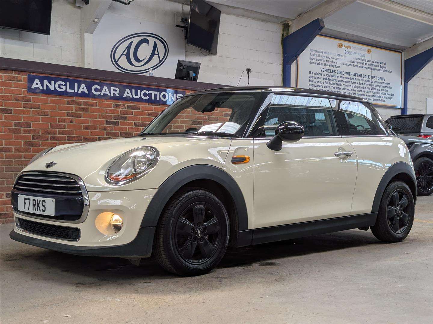<p>2015 MINI COOPER</p>