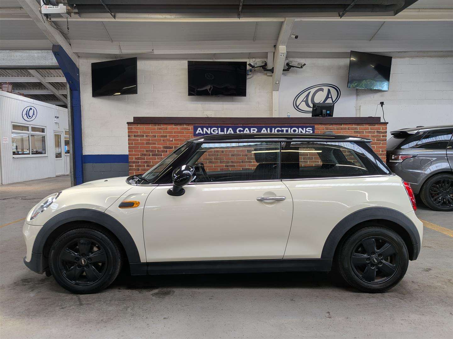<p>2015 MINI COOPER</p>