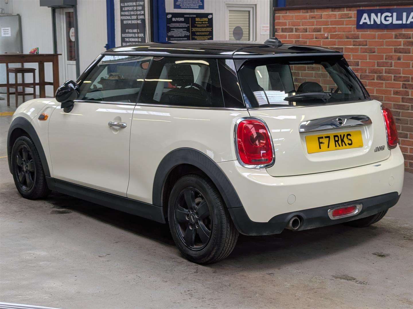 <p>2015 MINI COOPER</p>