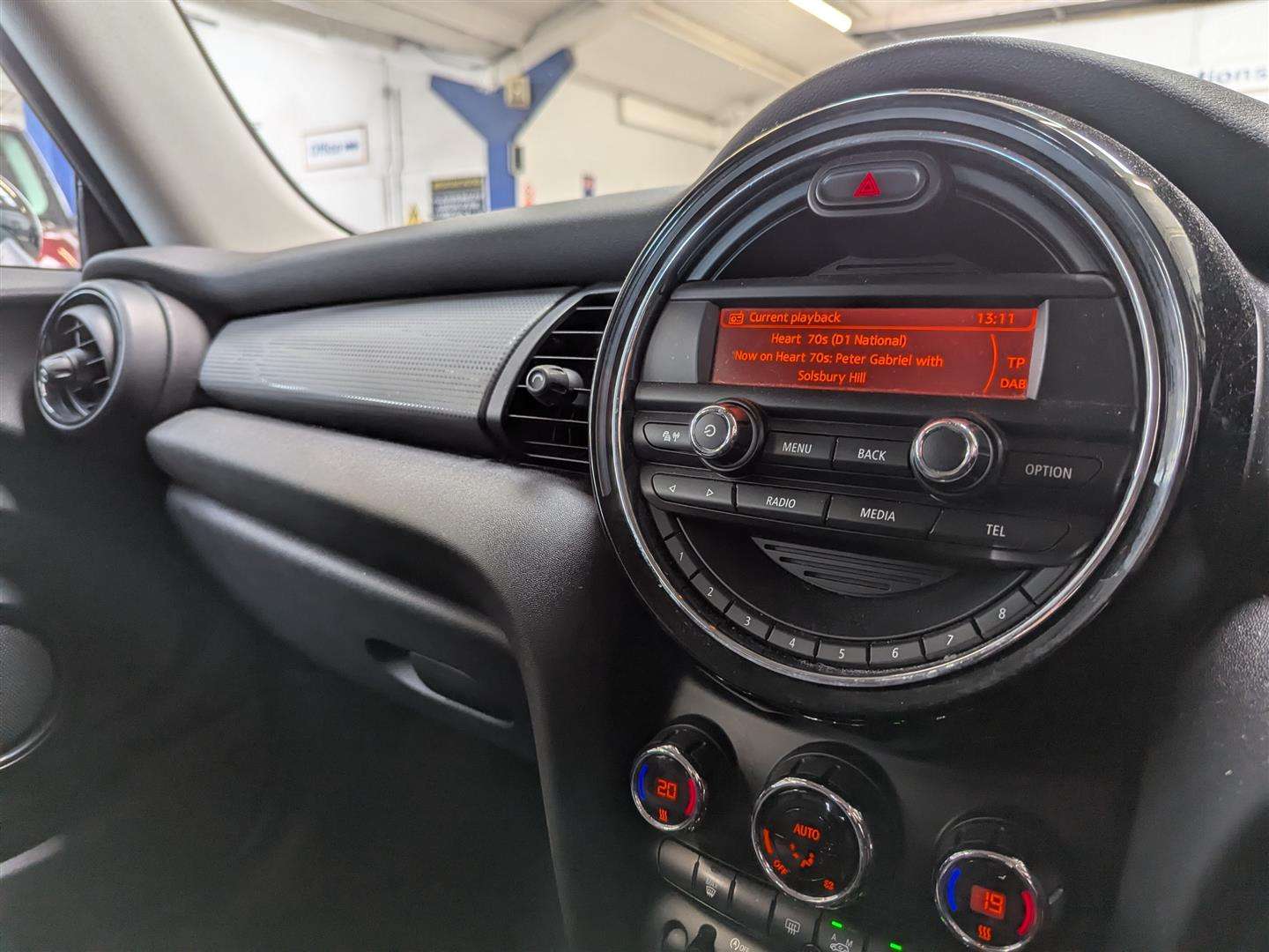 <p>2015 MINI COOPER</p>