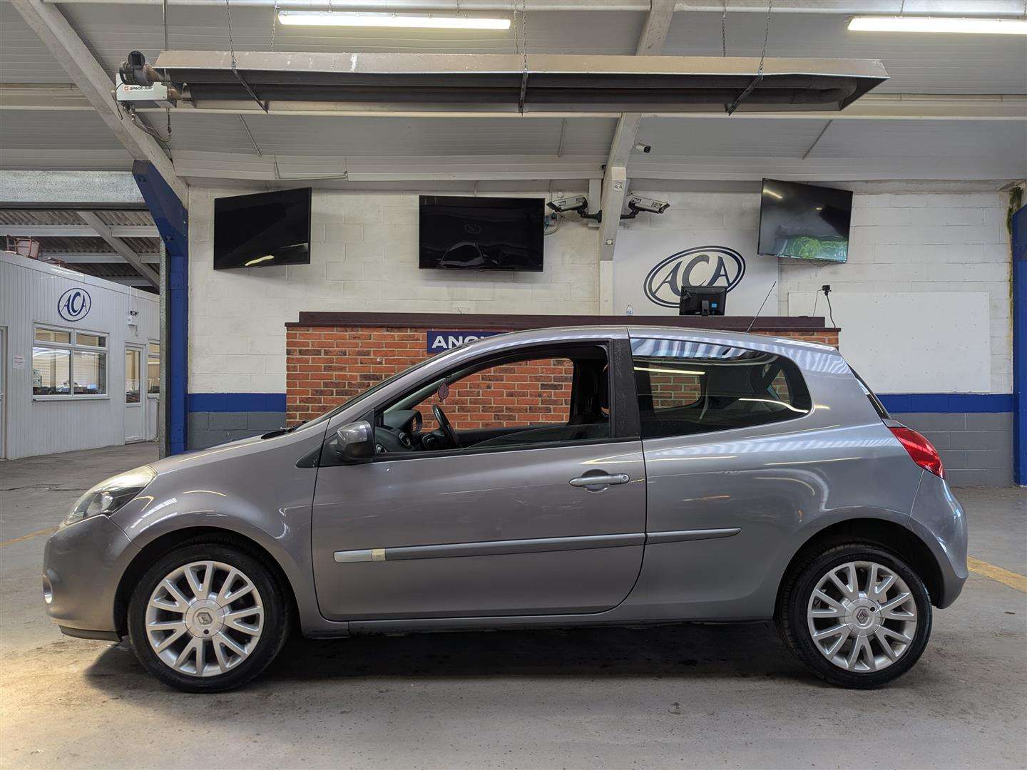 <p>2011 RENAULT CLIO DYNAMIQUE TOMTOM 16V</p>