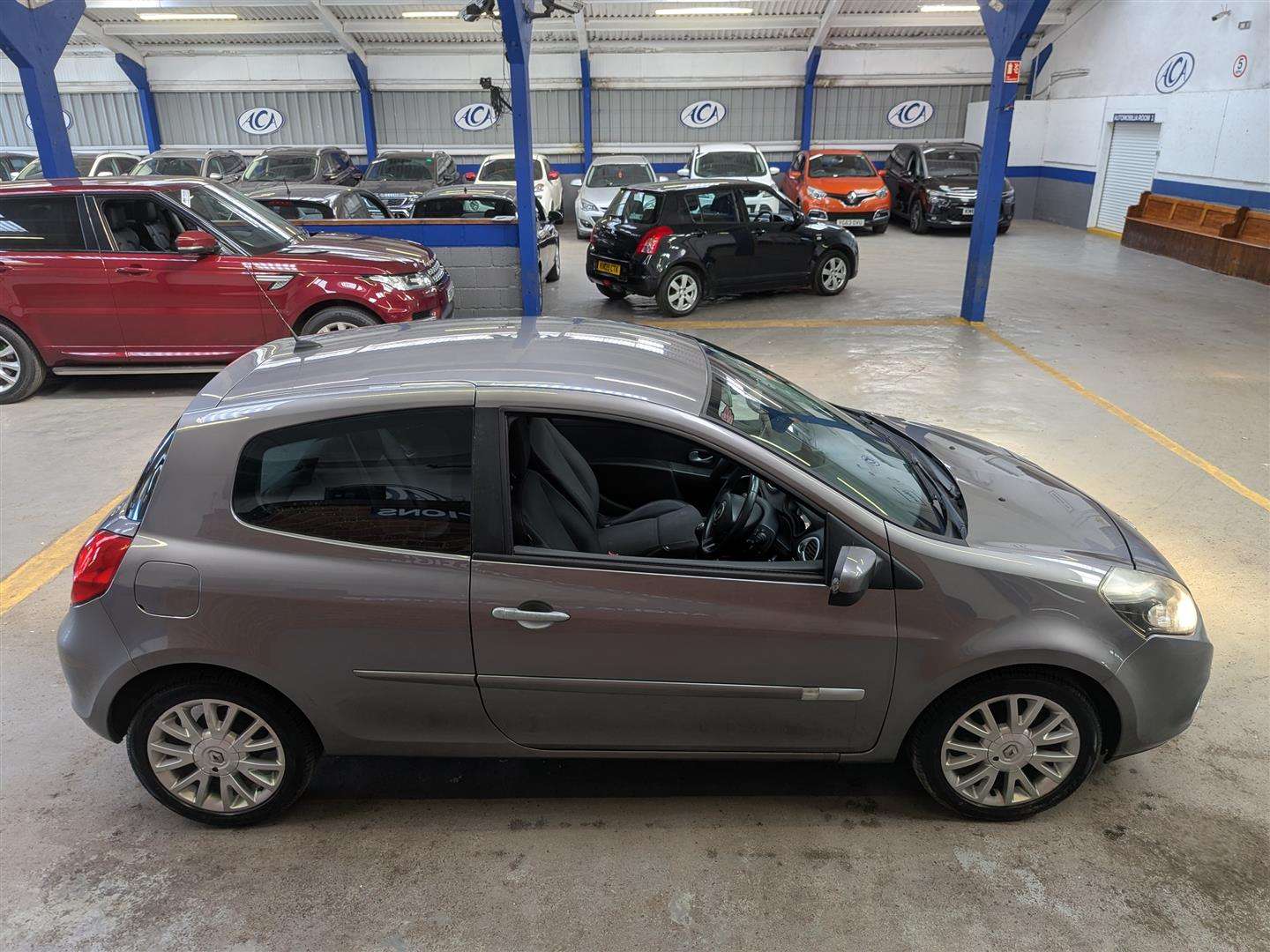 <p>2011 RENAULT CLIO DYNAMIQUE TOMTOM 16V</p>