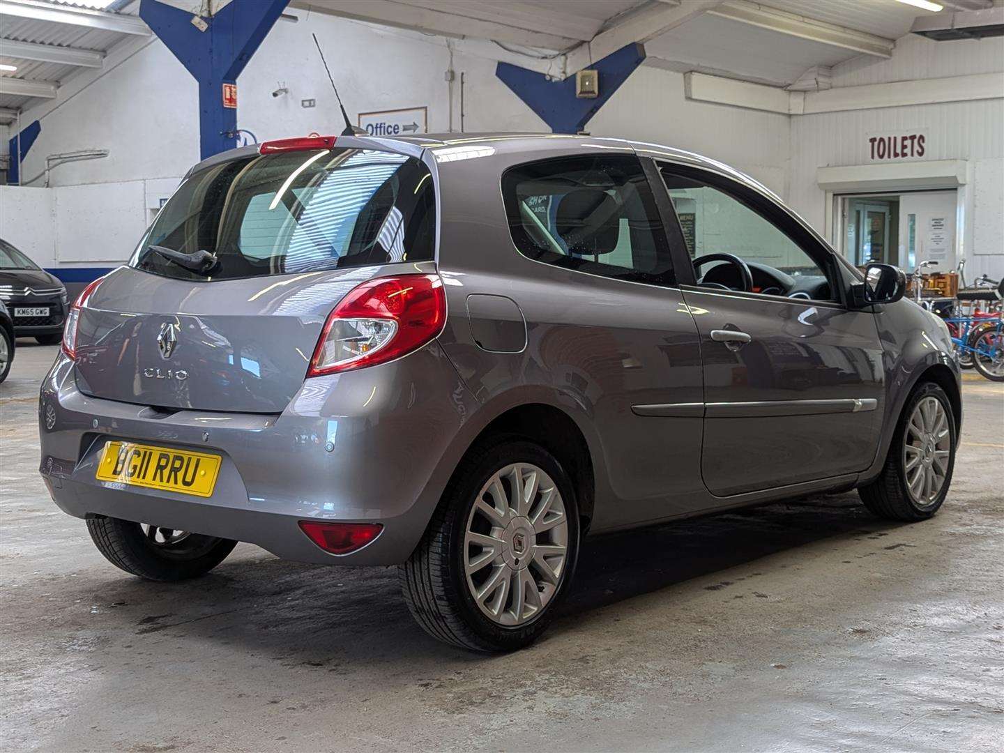 <p>2011 RENAULT CLIO DYNAMIQUE TOMTOM 16V</p>