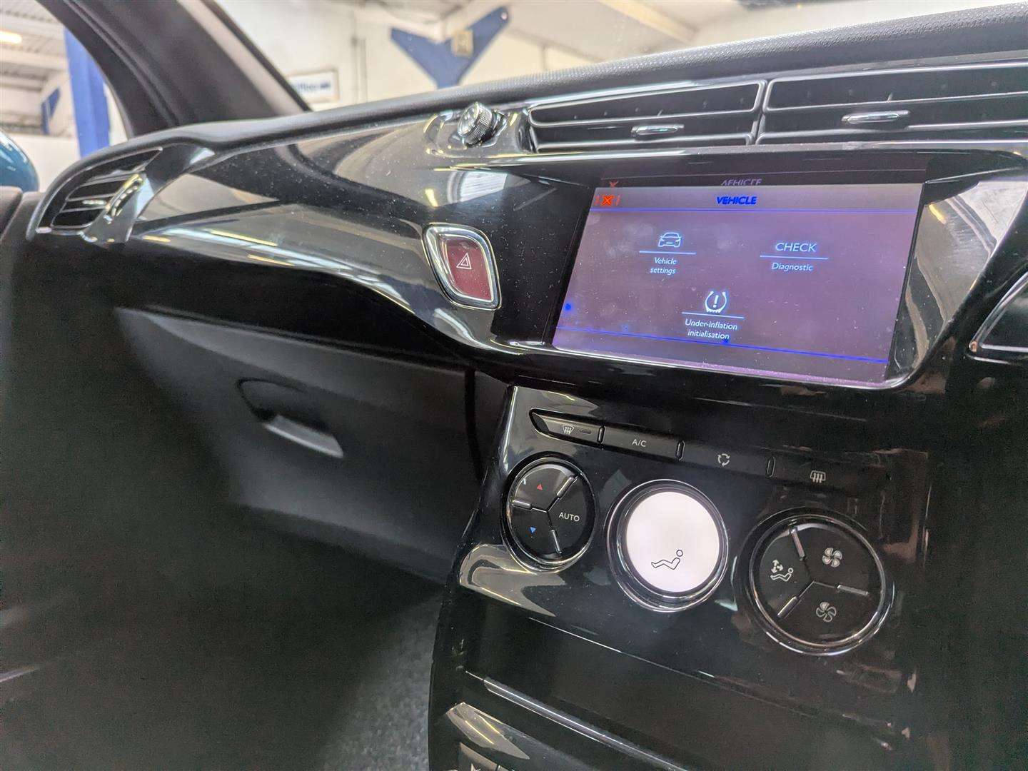 <p>2015 DS DS3 DSTYLE NAV BLUEHDI S/</p>