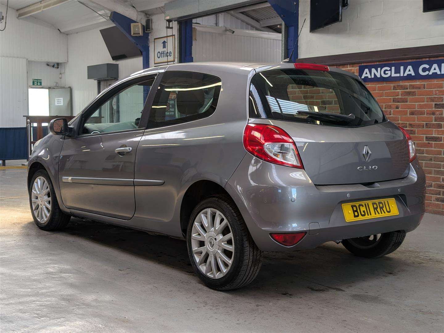 <p>2011 RENAULT CLIO DYNAMIQUE TOMTOM 16V</p>