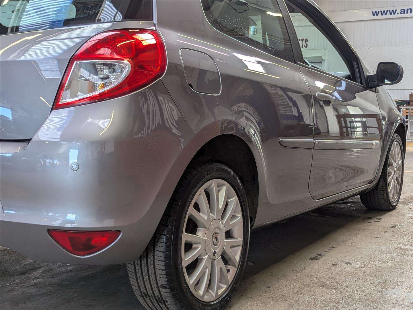 <p>2011 RENAULT CLIO DYNAMIQUE TOMTOM 16V</p>