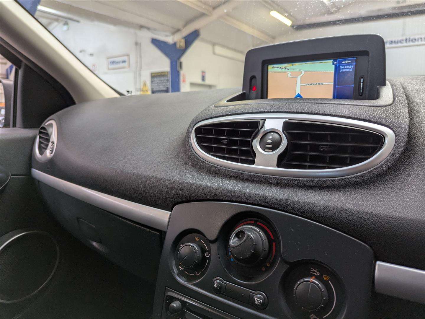 <p>2011 RENAULT CLIO DYNAMIQUE TOMTOM 16V</p>
