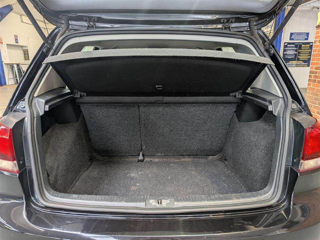 <p>2011 VOLKSWAGEN GOLF S BLUEMOTION TDI</p>