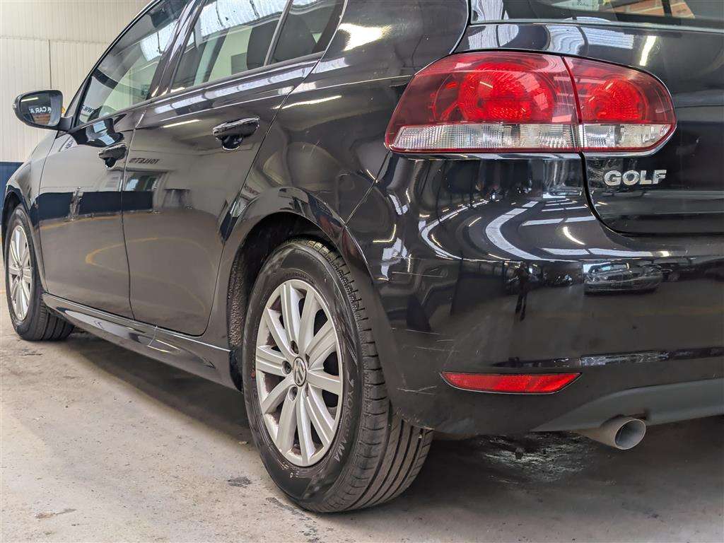 <p>2011 VOLKSWAGEN GOLF S BLUEMOTION TDI</p>