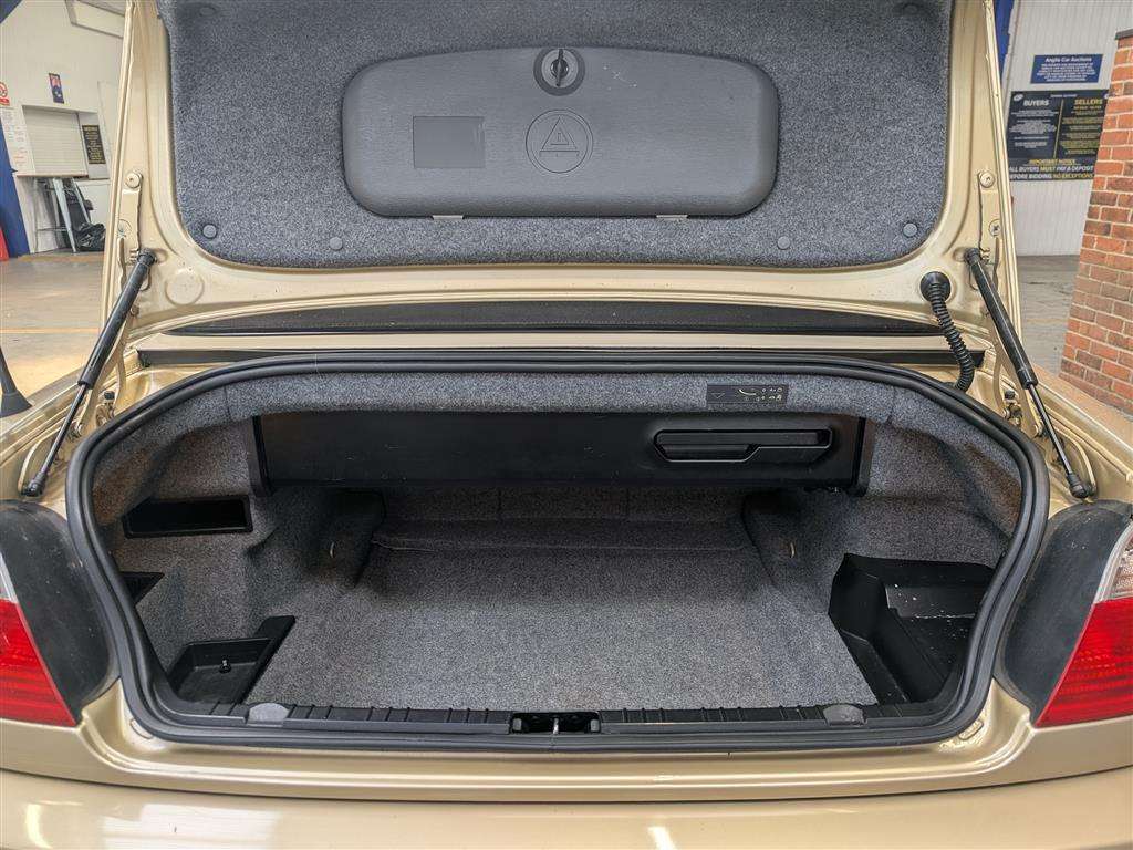 <p>2003 BMW 318 CI</p>
