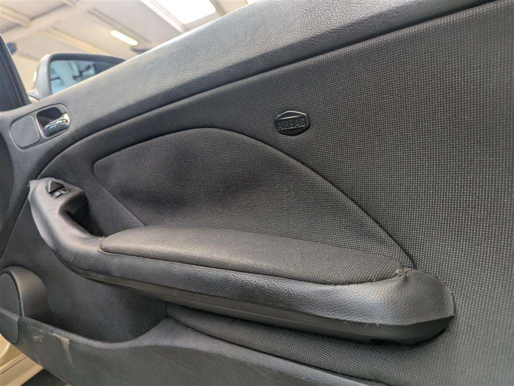 <p>2003 BMW 318 CI</p>