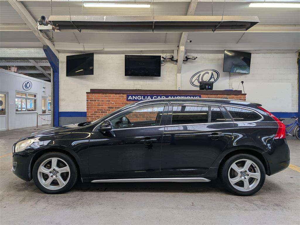 <p>2013 VOLVO V60 SE LUX T4 AUTO</p>