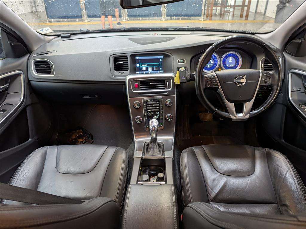 <p>2013 VOLVO V60 SE LUX T4 AUTO</p>